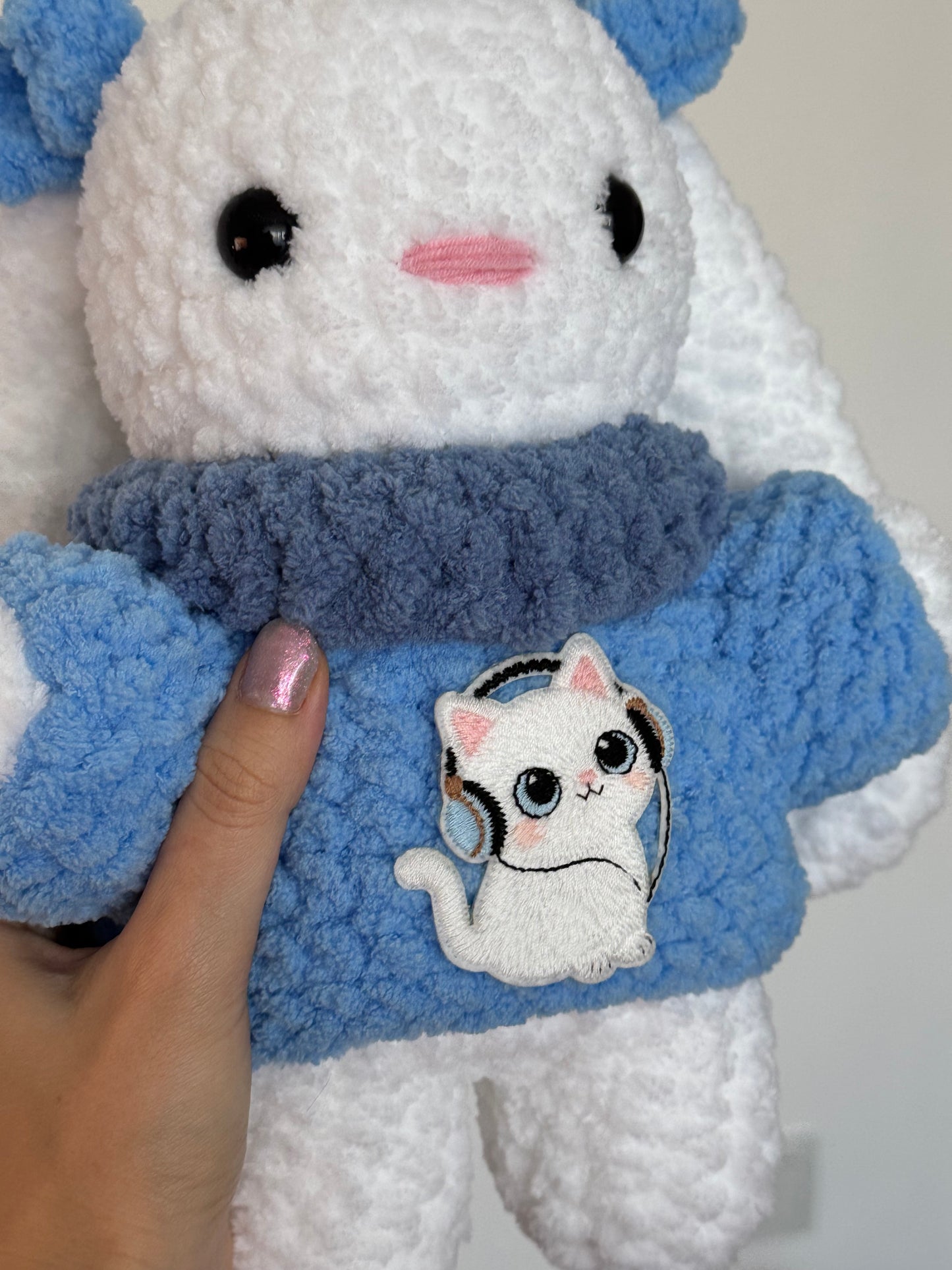 Iepuraș cu pulover albastru