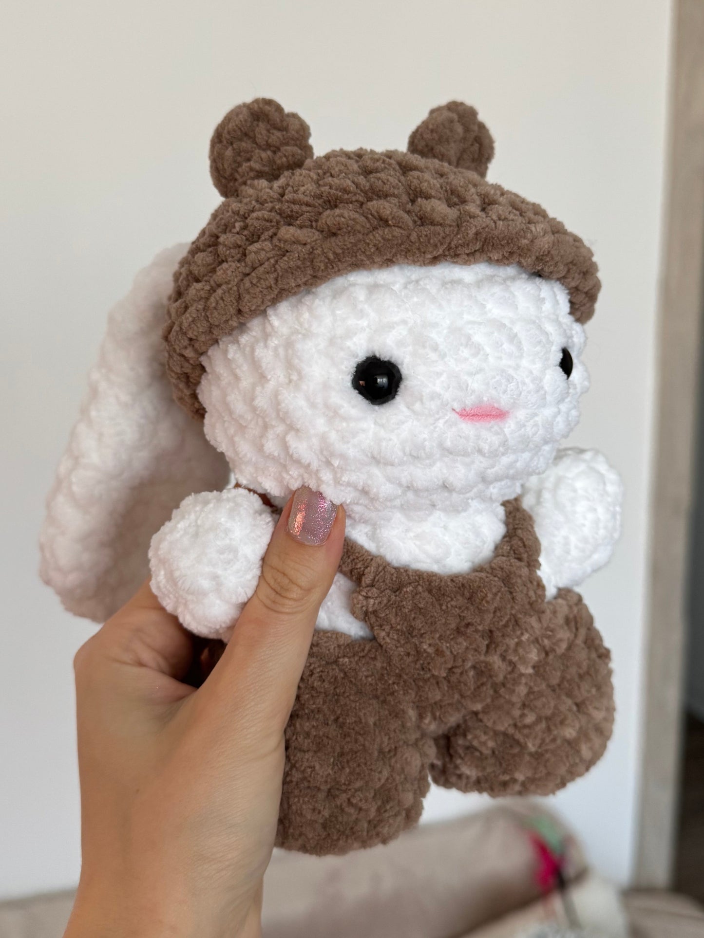 Mini iepuraș cu salopetă