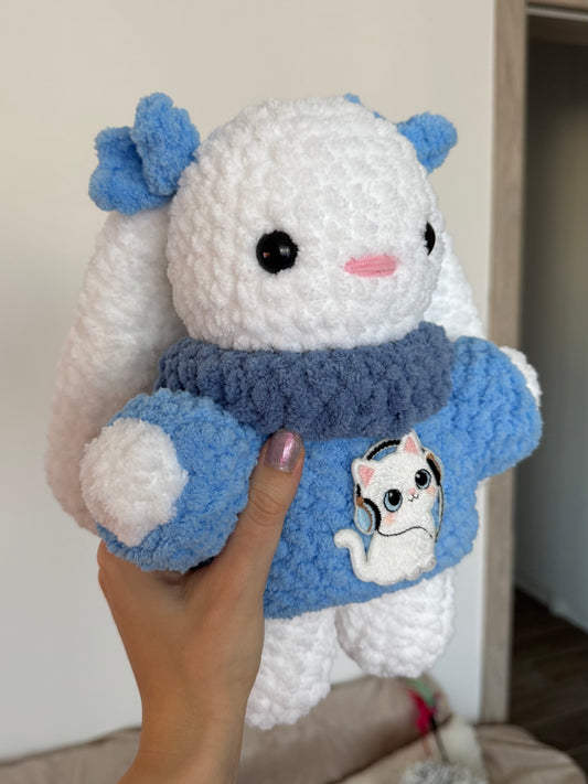 Iepuraș cu pulover albastru