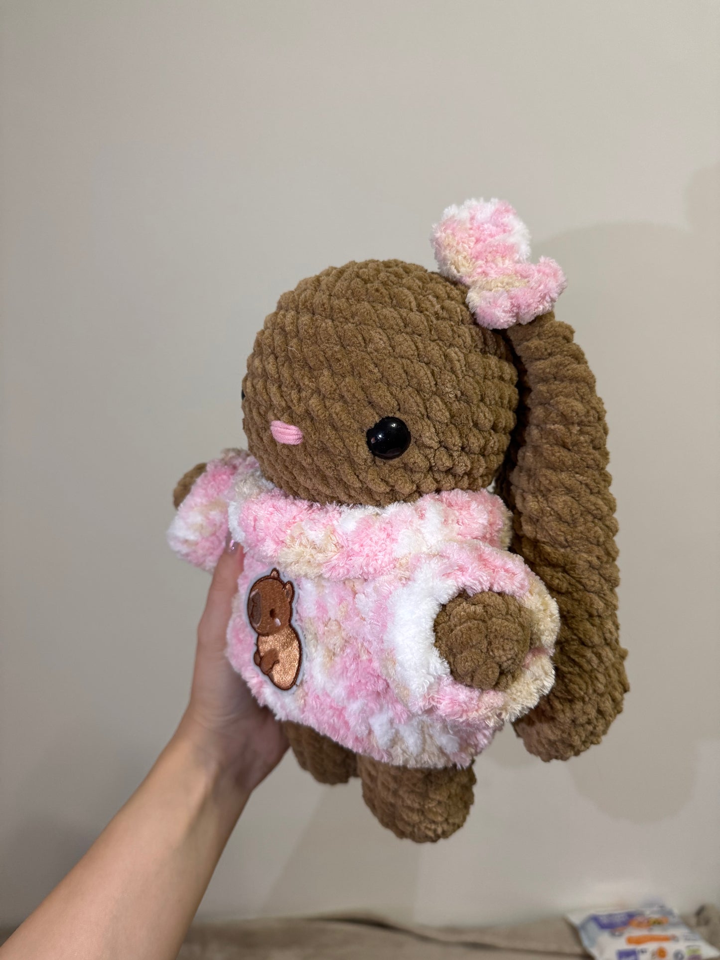 Iepuraș cu pulover roz pudră