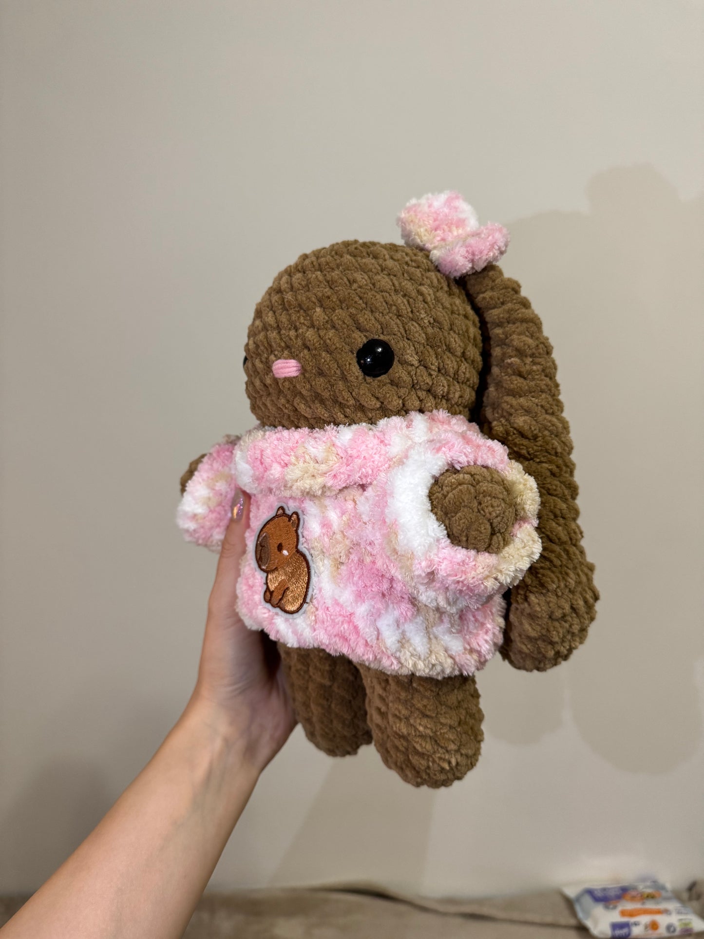 Iepuraș cu pulover roz pudră