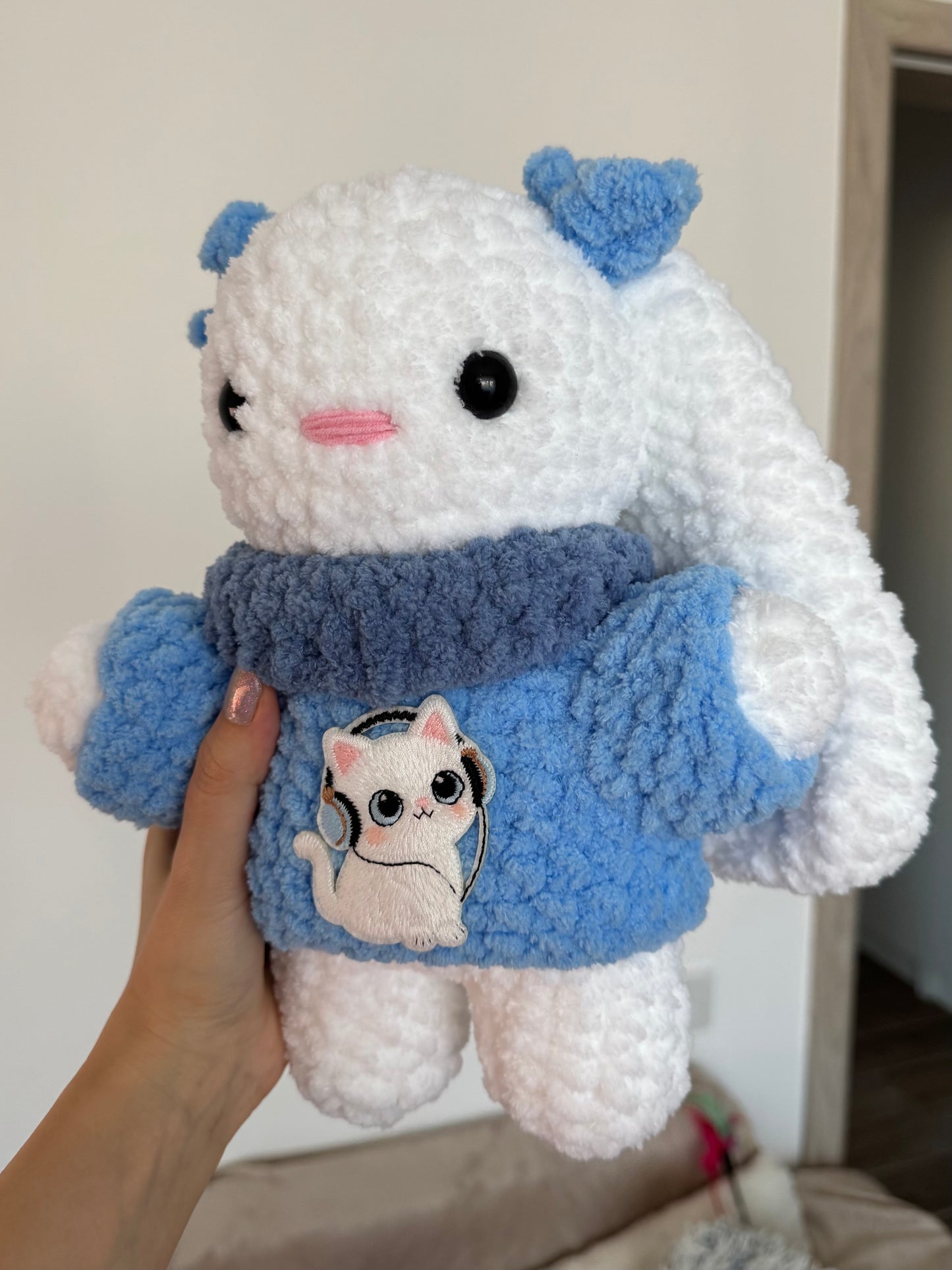 Iepuraș cu pulover albastru