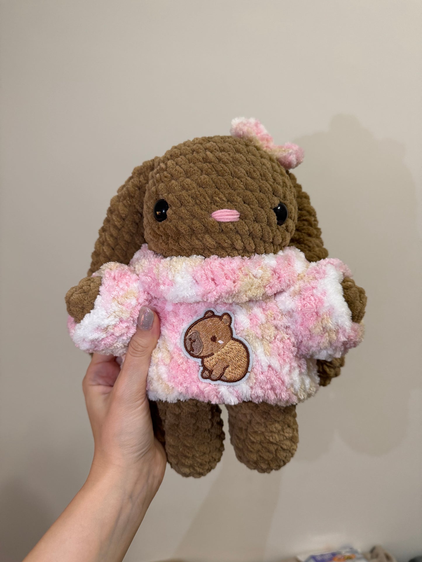 Iepuraș cu pulover roz pudră