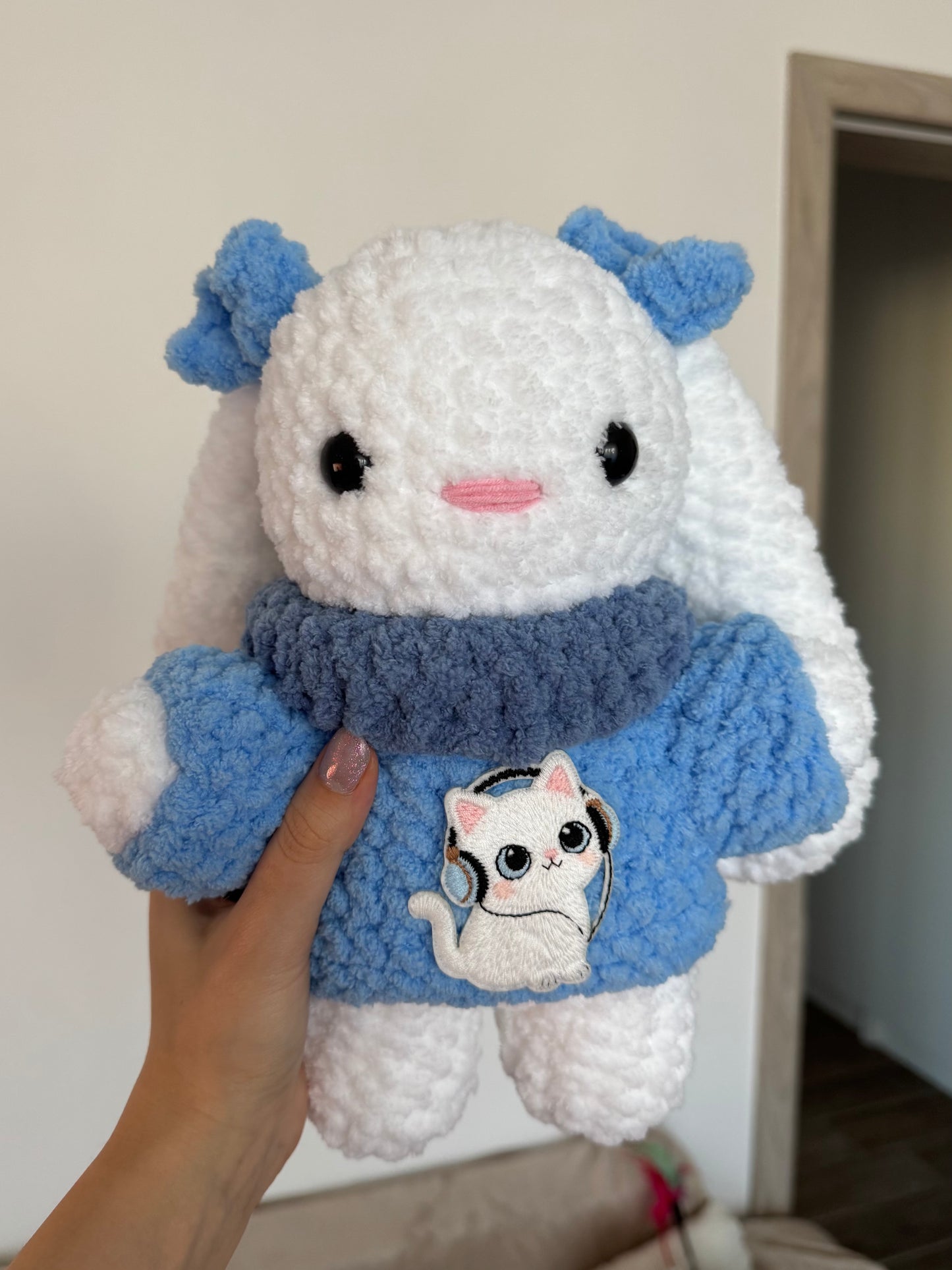 Iepuraș cu pulover albastru