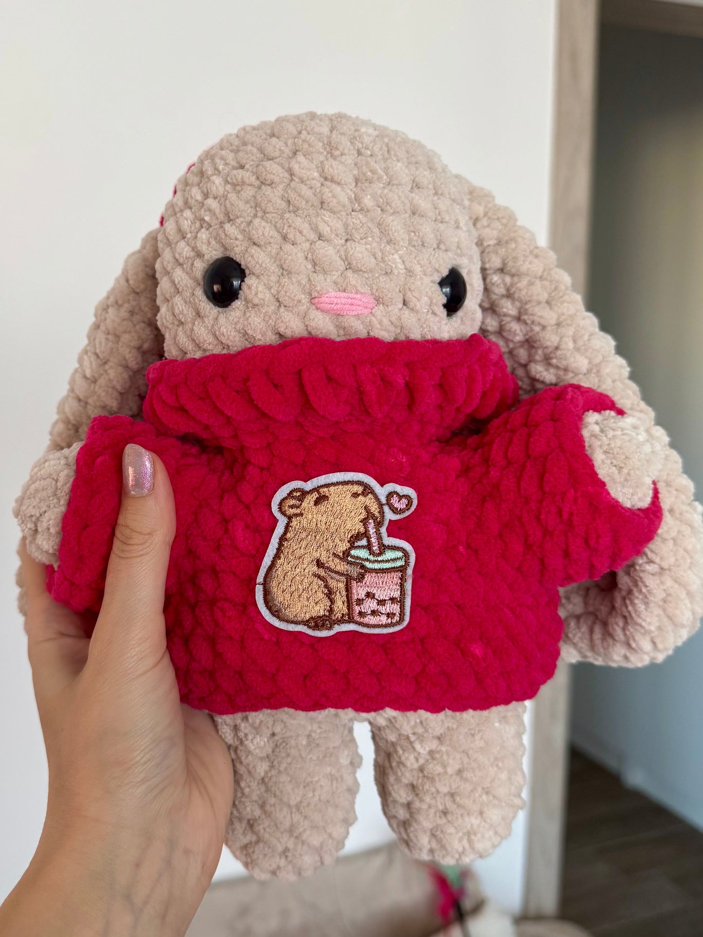 Iepuraș cu pulover și fundițe