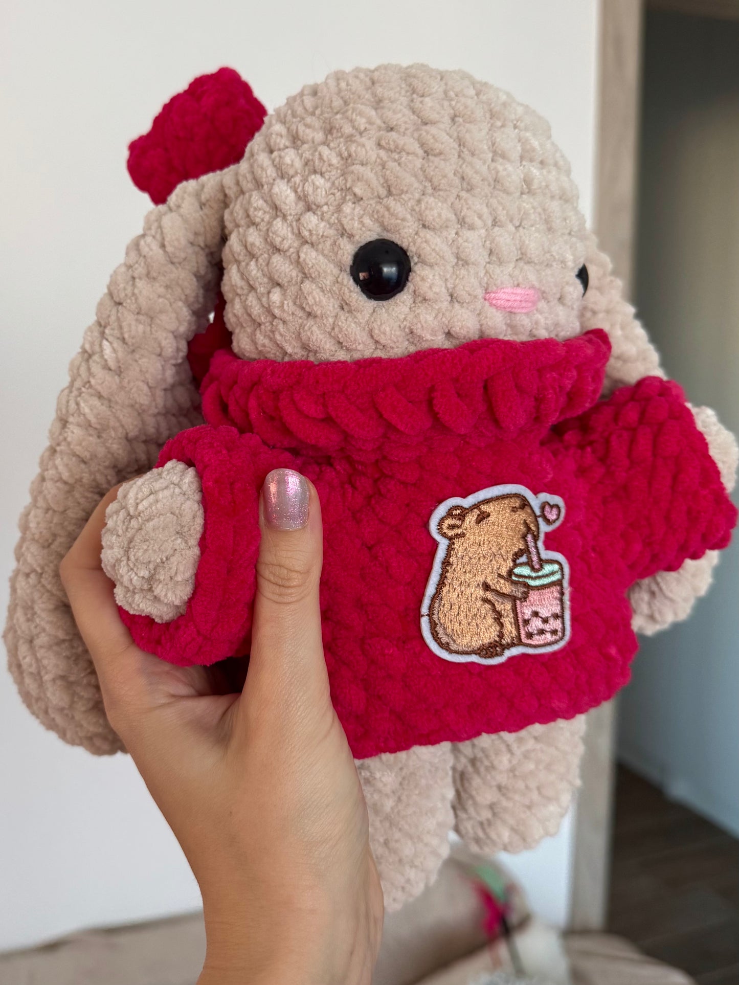 Iepuraș cu pulover și fundițe