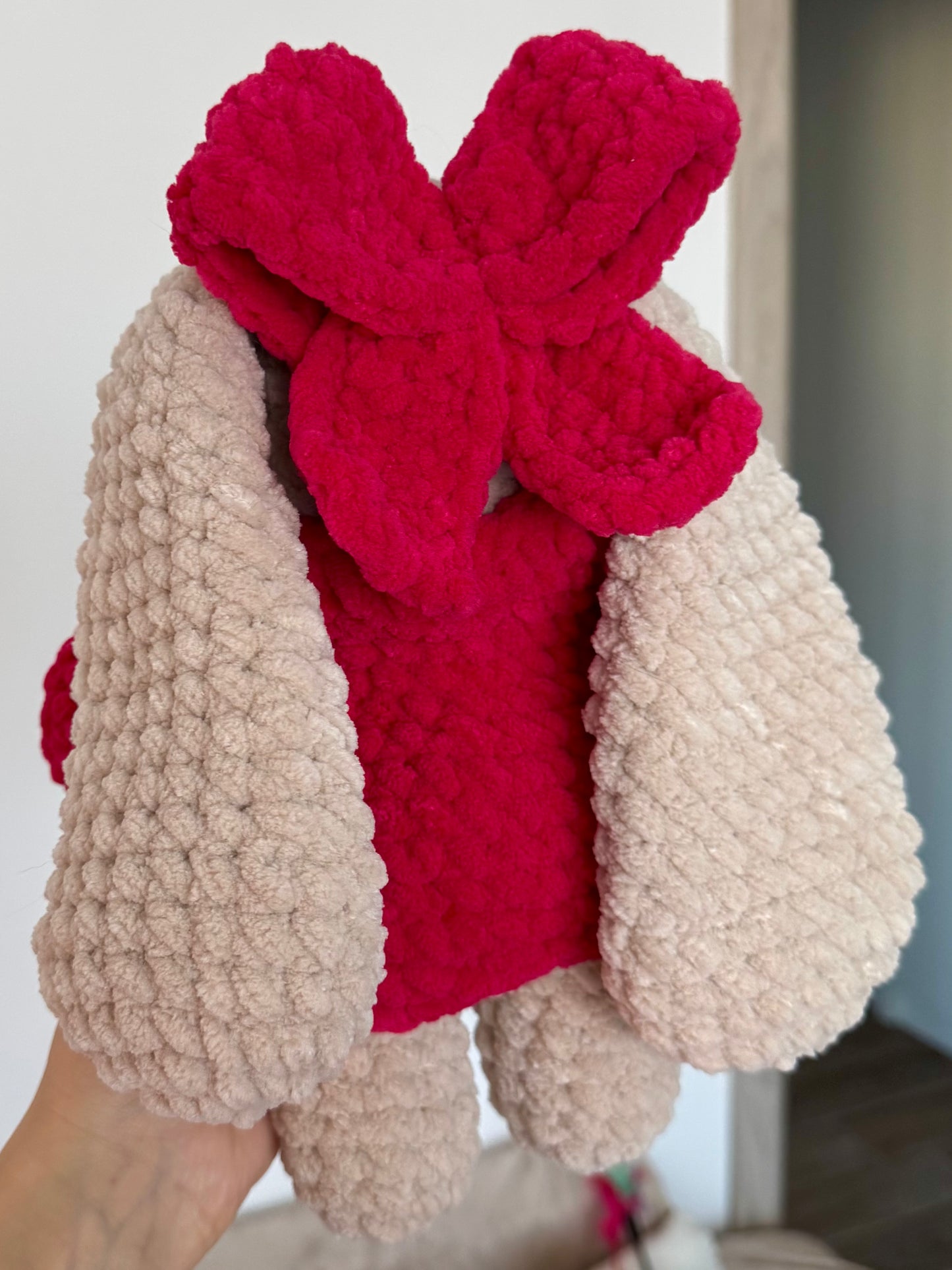 Iepuraș cu pulover și fundițe